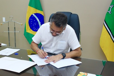 notícia: Governador Clécio Luís assina projeto de lei para garantir pagamento de 13º aos beneficiários do Programa Amapá Jovem