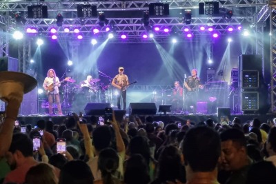 notícia: FOTOS: Zeca Baleiro e artistas amapaenses agitam público no Réveillon Beira Rio na praia da Fazendinha