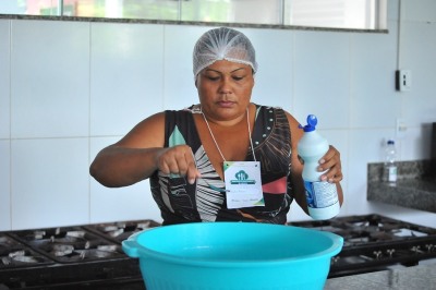 notícia: ‘É sempre bom a gente se profissionalizar’, diz participante de capacitação para manipuladores de alimentos das escolas estaduais