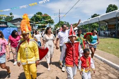 notícia: Na Festa de São Tiago, governador celebra ritual do Vominê com moradores de Mazagão Velho