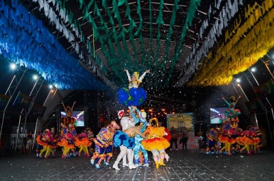 notícia: Com muito brilho e inovação, quadrilhas estilizadas dão show no Arraiá do Povo