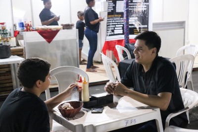 notícia: Gastronomia diversificada conquista público na abertura do 28º Encontro dos Tambores 