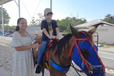 notícia: Na 52ª Expofeira, crianças autistas experimentam método de terapia que inclui atividades com cavalos 