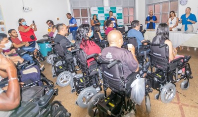 notícia: Governo do Amapá entrega 30 cadeiras de rodas motorizadas para pacientes do Creap 