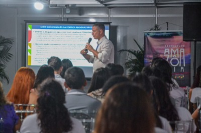 notícia: Na 52ª Expofeira do Amapá, Governo do Estado empossa bolsistas que irão desenvolver projetos de pesquisa em regiões fronteiriças 