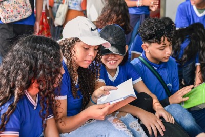 notícia: Mais de 200 estudantes visitam 'Cantinho da Leitura' no primeiro dia de Folia Literária Internacional do Amapá 