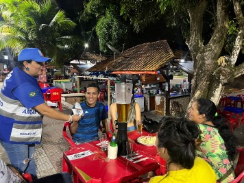 notícia: Equipes do Detran orientam frequentadores de quiosques e restaurantes da orla de Macapá sobre direção perigosa