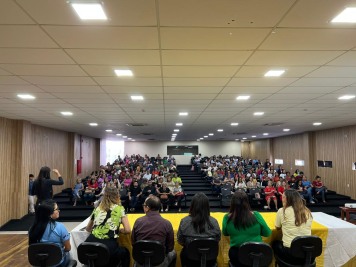 notícia: Governo do Amapá reúne mais de 200 profissionais da educação para compartilhar experiências sobre práticas inclusivas