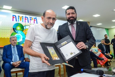 notícia: Linha do Equador, sol e rios inspiram artista Ralfe Braga na criação do selo postal 'Amapá 80 anos'