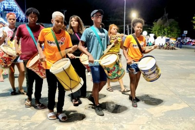 notícia: Batuque e muita energia marcam ensaio geral do Banzeiro Brilho de Fogo para o Réveillon Beira Rio 2024