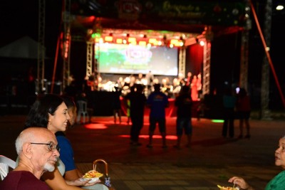 notícia: 'É um momento mágico e encantador', conta enfermeira sobre apresentação de orquestra no Feirão Natalino, em Macapá