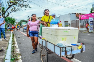 notícia: 'É muito bom estar de volta', diz vendedor ao trabalhar durante o bloco A Banda