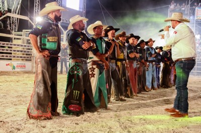 notícia: Público da 30ª Agropesc vibra com rodeio e show de Letícia Auolly, no município de Amapá