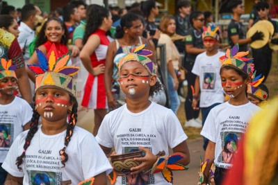 notícia: Mais de 500 estudantes do distrito de Santo Antônio da Pedreira celebram os 80 anos do Amapá em desfile