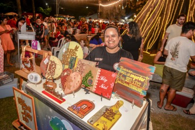 notícia: ‘Consegui vender todos os meus quadros natalinos’, conta artesã sobre Luau da Samaúma 