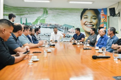 notícia: Governador Clécio Luís reúne com distribuidoras e donos de postos de combustíveis no Amapá para esclarecer sobre escassez de gasolina 