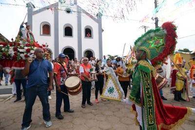 notícia: 'Um dia, as crianças irão manter a tradição’, diz professor que fabrica cavalinhos artesanais para a Festa de São Tiago dos Inocentes