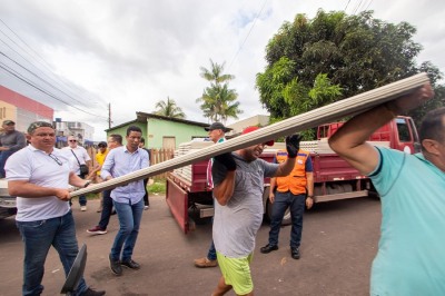 notícia: Famílias atingidas por temporal recebem materiais de construção e atendimentos sociais do Governo do Amapá