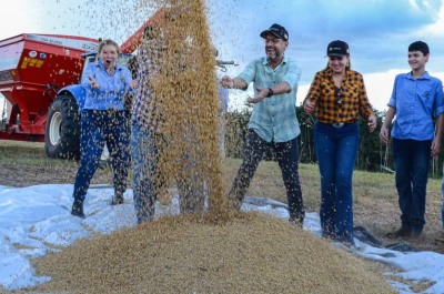 notícia: 'Atividade que gera emprego, renda e dignidade', celebra governador Clécio Luís na colheita da primeira safra de soja de Pedra Branca do Amapari