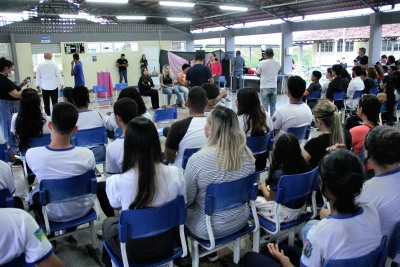 notícia: Estudantes do Macapaba debatem violência contra a mulher em peça teatral