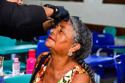 notícia: ‘É muito especial quando a gente se sente mais bonita!’, diz aposentada atendida na Caravana do Trabalhador, em Fazendinha