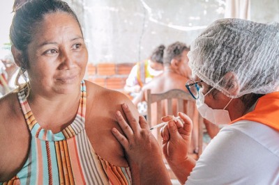 notícia: Com campanha de porta em porta no conjunto Macapaba, Governo do Amapá garante aplicação de mais de mil doses de vacinas