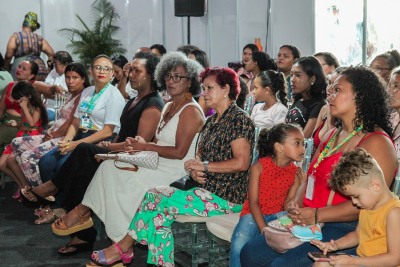 notícia: Governo do Estado leva aulas do Amapá Afro para 120 mulheres do Conjunto Macapaba na 52ª Expofeira