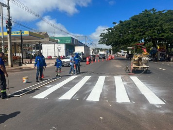 notícia: Detran-AP instala sinalização temporária na Duca Serra com pintura de faixa de pedestres