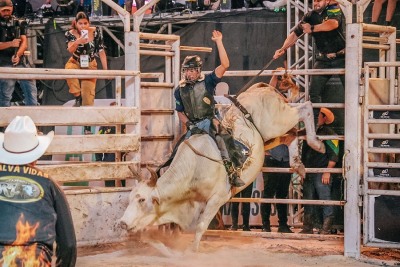 notícia: Emoção e fé marcam abertura do Rodeio Nacional na 52ª Expofeira do Amapá