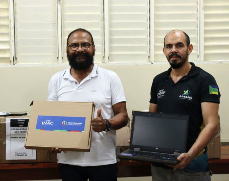 O Governo do Amapá iniciou a distribuição de 390 computadores em escolas da rede estadual. Os equipamentos que irão reforçar a educação pública e promover a inclusão digital, foram adquiridos em parceria com o Ministério das Comunicações. A medida cumpre a proposta do Plano de Governo da gestão, que visa levar a tecnologia às salas de aula. <div class='credito_fotos'>Foto: Evandro Vilhena   |   <a href='/midias/2024/originais/15639_5652ae05-3b87-74b8-9484-962e8892af35.jpg' download><i class='fa-solid fa-download'></i> Download</a></div>