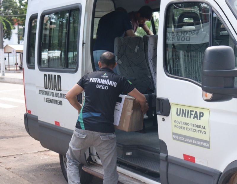 O Governo do Amapá iniciou a distribuição de 390 computadores em escolas da rede estadual. Os equipamentos que irão reforçar a educação pública e promover a inclusão digital, foram adquiridos em parceria com o Ministério das Comunicações. A medida cumpre a proposta do Plano de Governo da gestão, que visa levar a tecnologia às salas de aula. <div class='credito_fotos'>Foto: Evandro Vilhena   |   <a href='/midias/2024/originais/15639_5883145c-e661-0652-c744-3403586db794.jpg' download><i class='fa-solid fa-download'></i> Download</a></div>