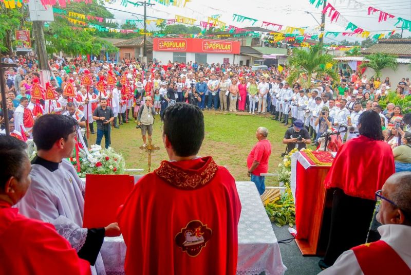 Missa celebra a fé do povo de Mazagão Velho no Dia de São Tiago.

Em 2024, festividade completa 247 anos de tradição e recebe apoio do Governo do Amapá. <div class='credito_fotos'>Foto: Maksuel Martins   |   <a href='/midias/2024/originais/15645_0df289ea-0a8f-27ea-baf5-28688a4c256d.jpg' download><i class='fa-solid fa-download'></i> Download</a></div>