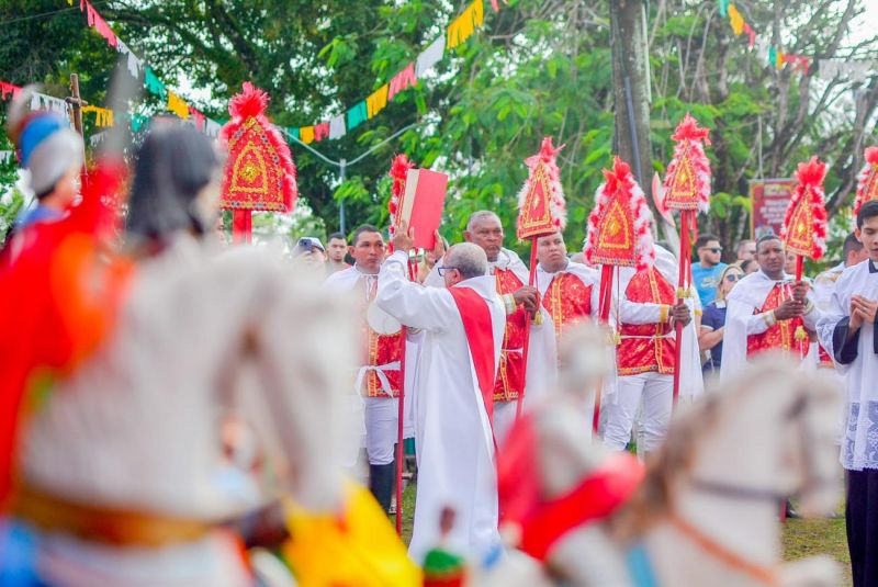 Missa celebra a fé do povo de Mazagão Velho no Dia de São Tiago.

Em 2024, festividade completa 247 anos de tradição e recebe apoio do Governo do Amapá. <div class='credito_fotos'>Foto: Maksuel Martins   |   <a href='/midias/2024/originais/15645_6792c405-dd7f-6f28-0538-d5f642ffe4dd.jpg' download><i class='fa-solid fa-download'></i> Download</a></div>