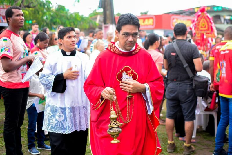 Missa celebra a fé do povo de Mazagão Velho no Dia de São Tiago.

Em 2024, festividade completa 247 anos de tradição e recebe apoio do Governo do Amapá. <div class='credito_fotos'>Foto: Maksuel Martins   |   <a href='/midias/2024/originais/15645_d9fed8a7-990e-6f81-972d-6539dd6a1e42.jpg' download><i class='fa-solid fa-download'></i> Download</a></div>