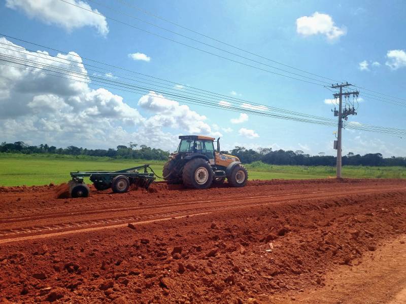 As equipes fazem implementação de tubos de concreto, conhecidos como manilhas, alargamento das pista e terraplenagem