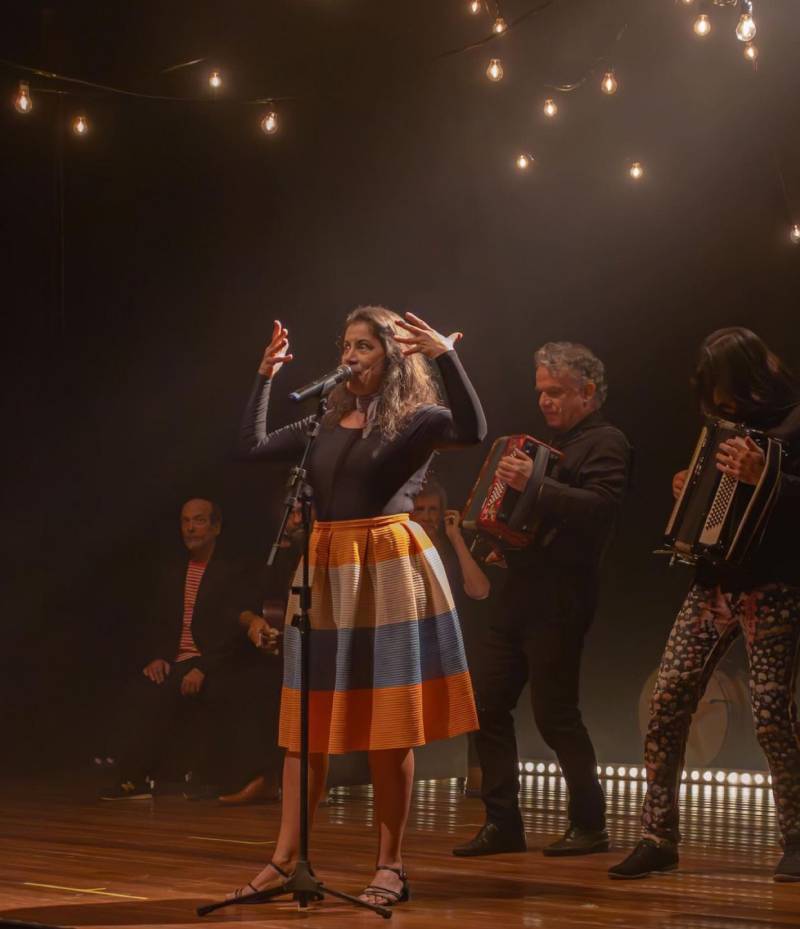 O espetáculo "De tempo somos – um sarau do Grupo Galpão", que celebra o encontro do teatro com a música