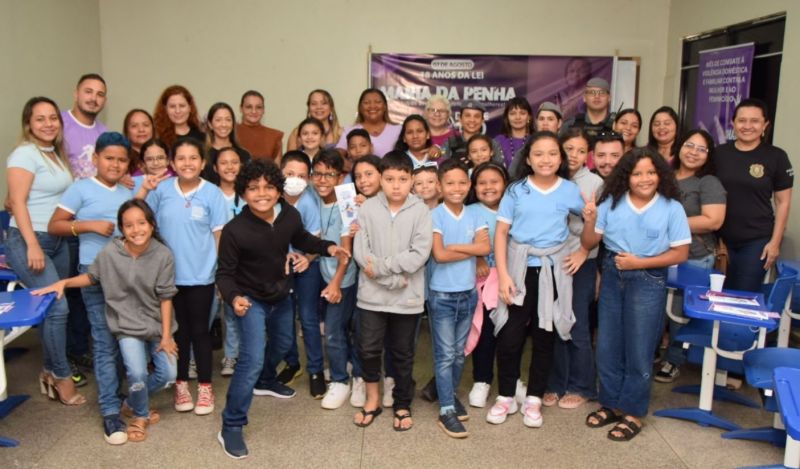 Palestras educativas também acontecem em escolas