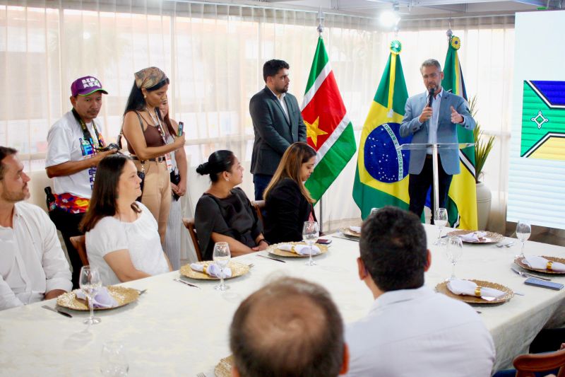 Governador do Amapá, Clécio Luís, discursando para a delegação do Suriname