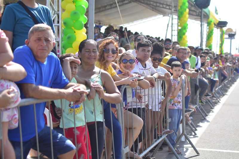 Público de todas as idades prestigiam celebração do 7 de Setembro, no Sambódromo