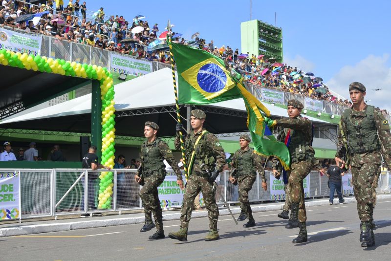 Bandeira do Brasil marcou início do desfile de 7 de setembro