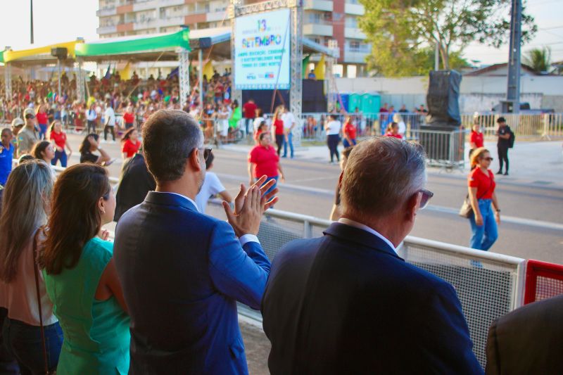 Mais de 5 mil estudantes passaram pela avenida Ivaldo Veras