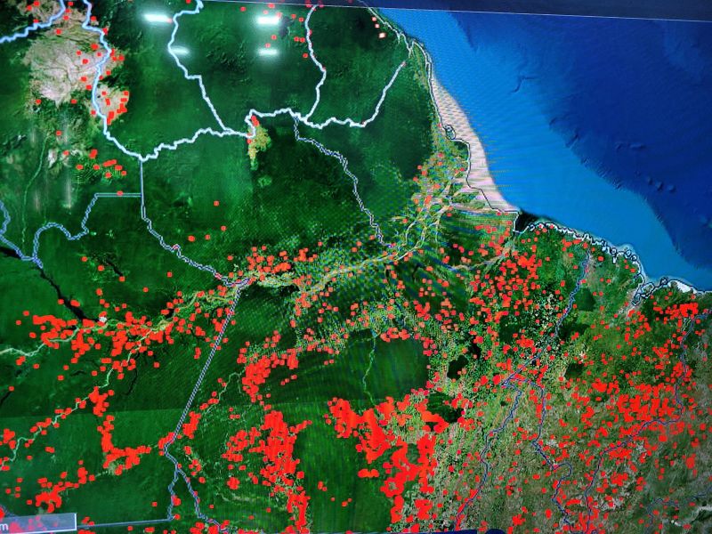 Imagens via satélite mostram focos de incêndios no país