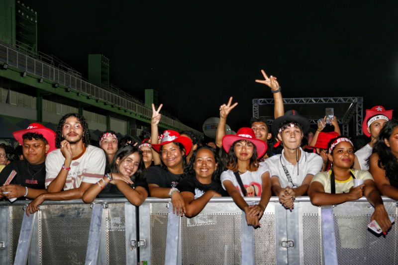 Fãs se vestiram e cantaram todos os sucessos do cantor 