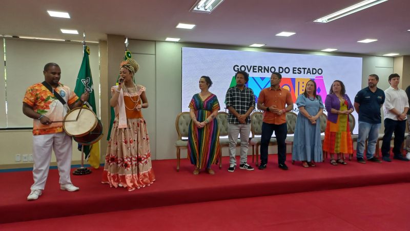 Abertura do programa (re) CONEXÕES com o hino do Estado do Amapá ao som das batidas da caixa de marabaixo