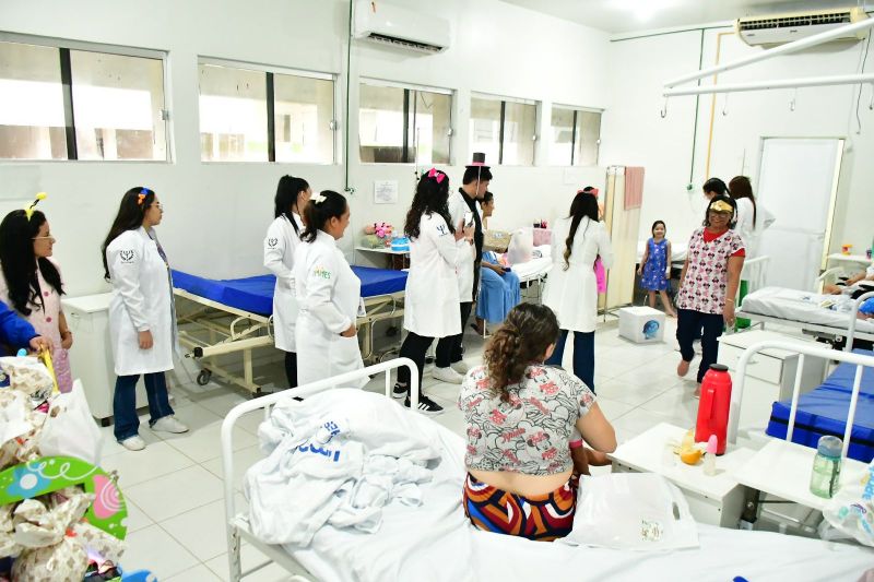 Atividade aconteceu nas enfermarias do hospital