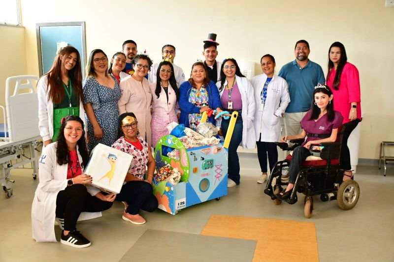 Equipe aproveitou o momento para colocar a brinquedoteca itinerante em ação 