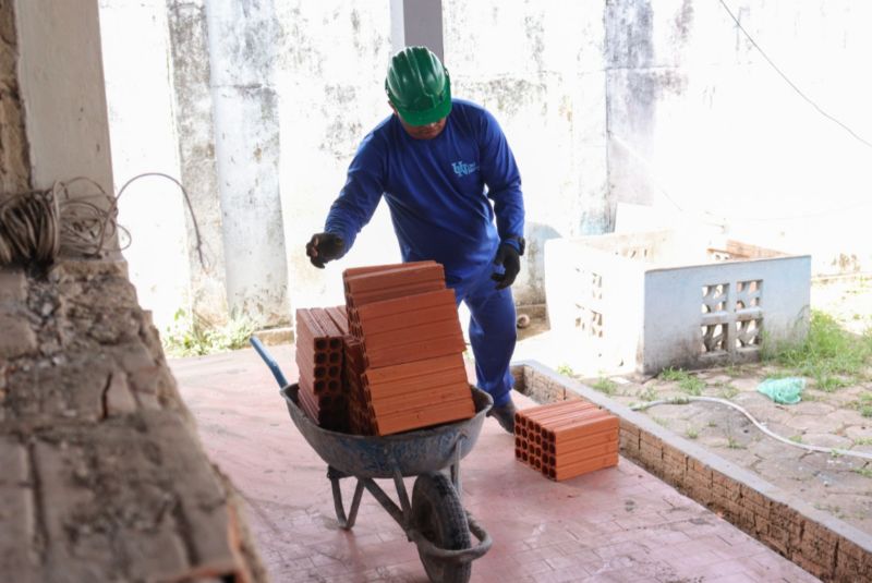 Trabalhos seguem para que a escola seja entregue até o fim do ano