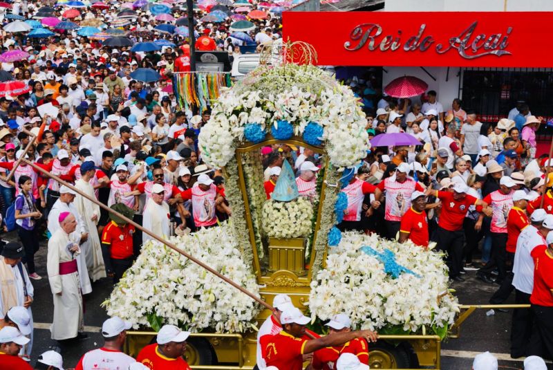 Imagem de Nossa Senhora de Nazaré, percorrendo as ruas de Macapá 