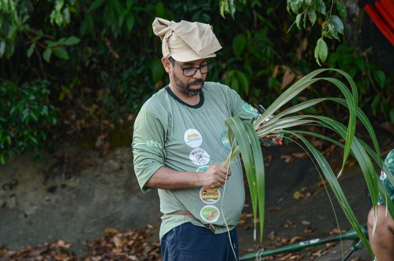 Pesquisador Flávio Obermuller, em coleta de plantas