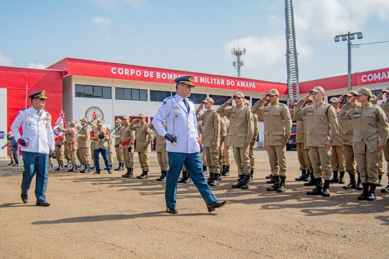 Novo comandante e ex-comandante realizaram a revista das tropas